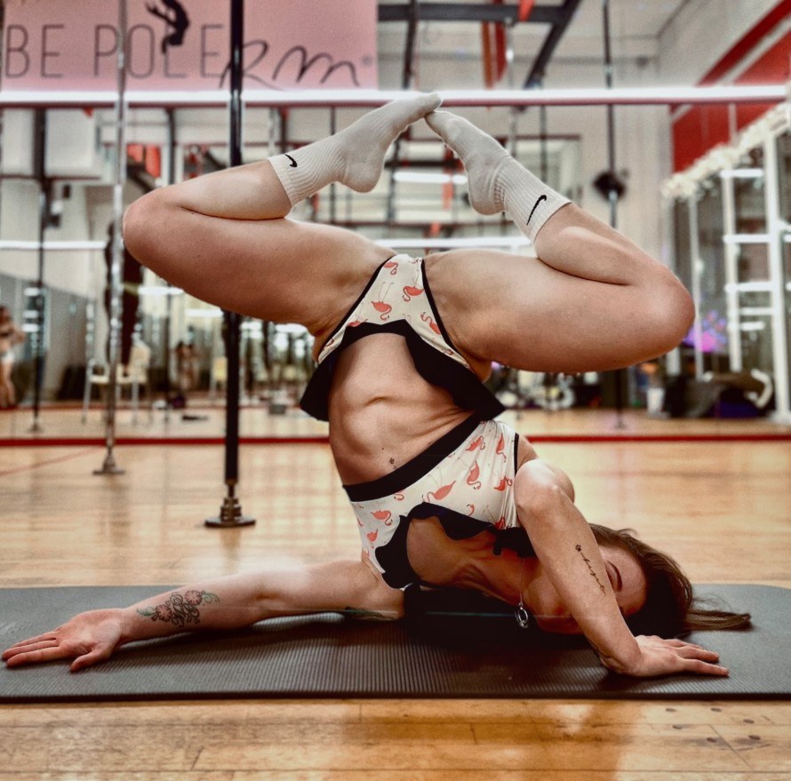Allenamento di flessibilità per la pole dance a Rimini
